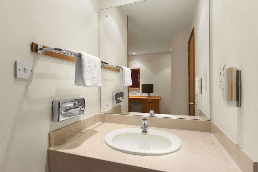 Days Inn by Wyndham Stevenage North 11
