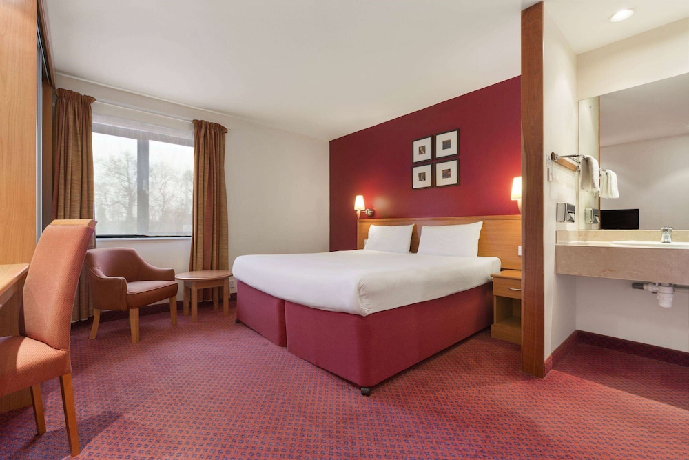 Days Inn by Wyndham Stevenage North 10