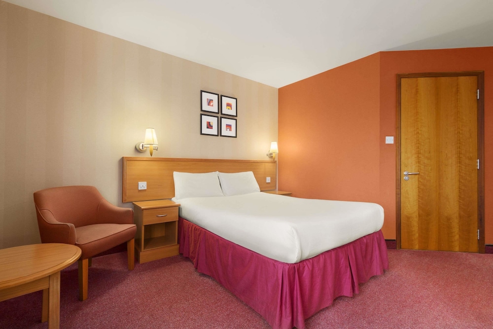 Days Inn by Wyndham Stevenage North 9