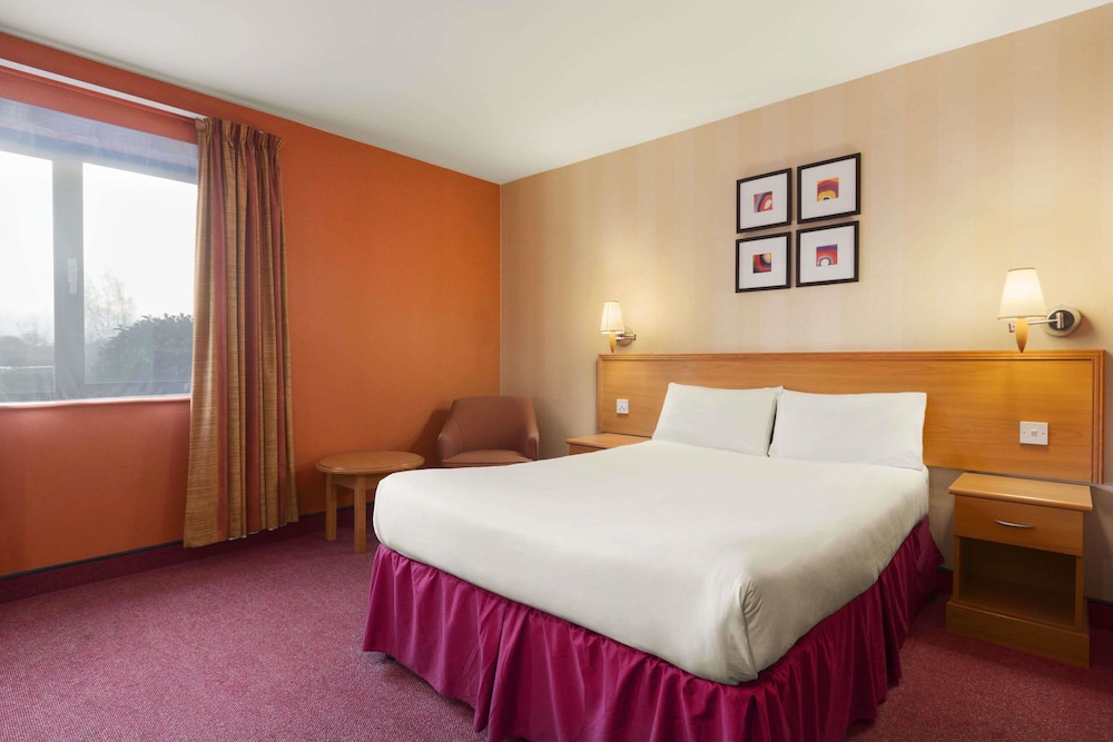 Days Inn by Wyndham Stevenage North 3