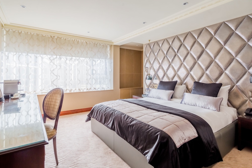 Radisson Blu Hotel, London Heathrow 3
