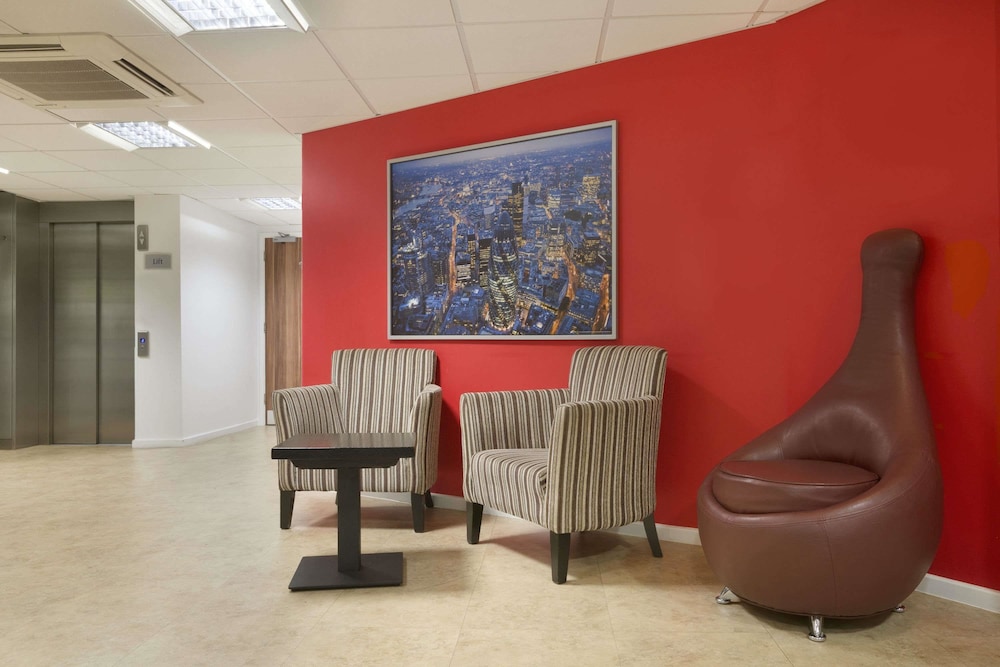 Ramada by Wyndham London Stansted Airport 4