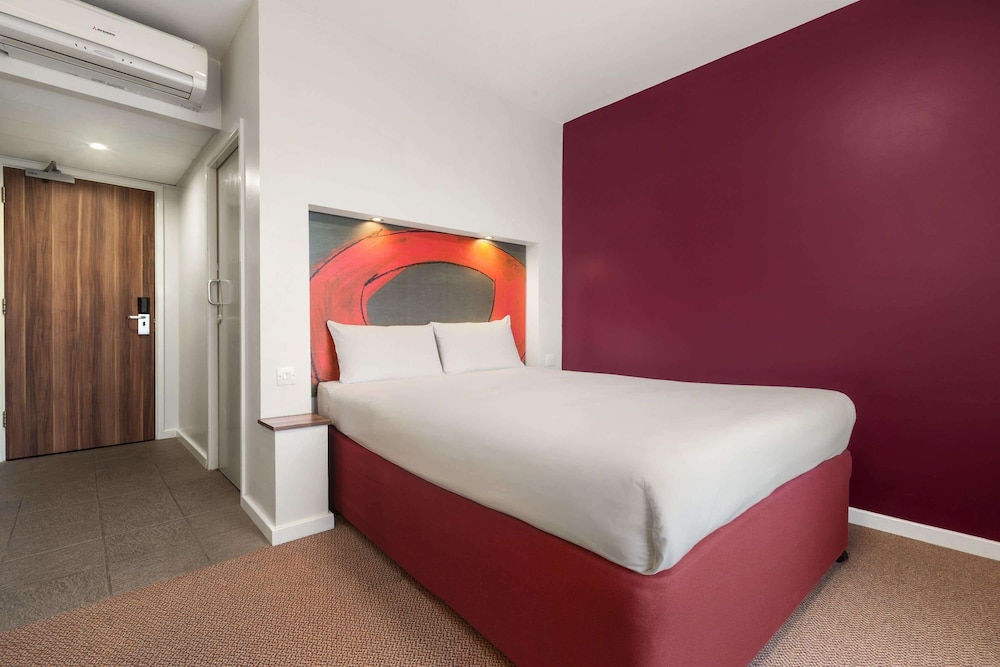 Ramada by Wyndham London Stansted Airport 12