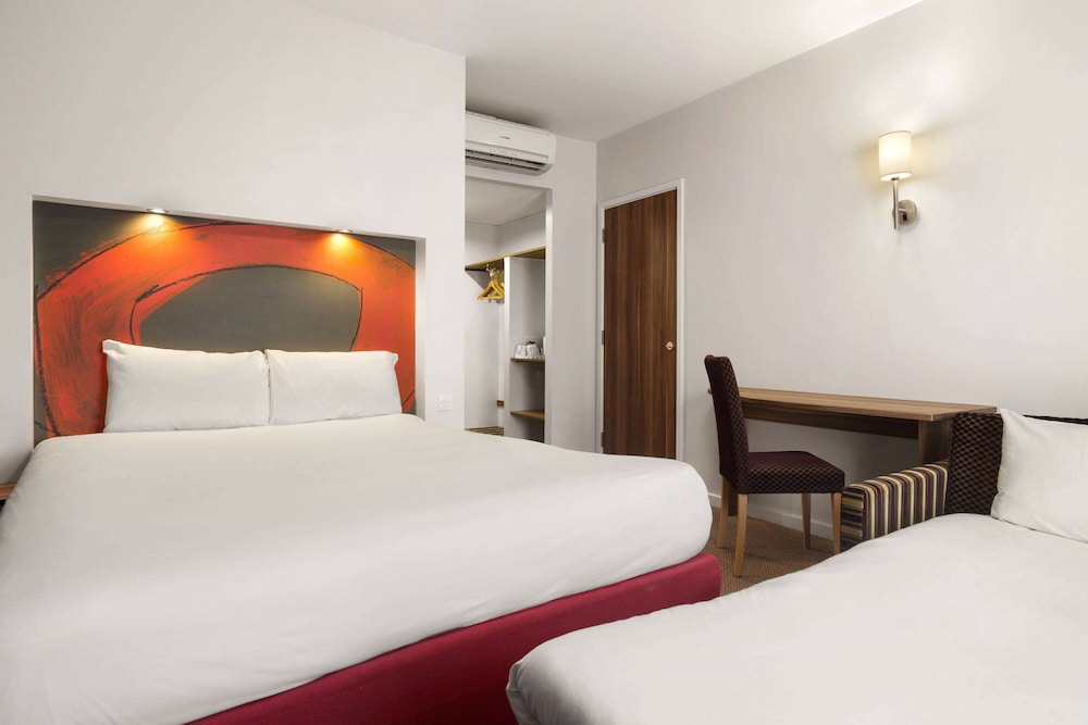 Ramada by Wyndham London Stansted Airport 15
