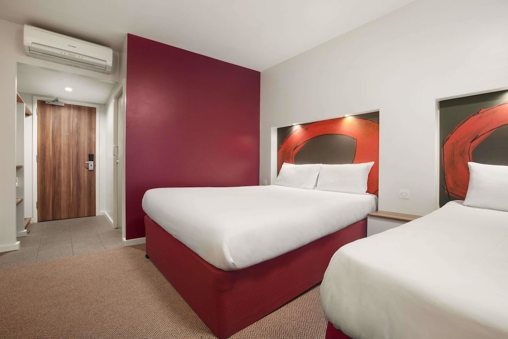 Ramada by Wyndham London Stansted Airport 11