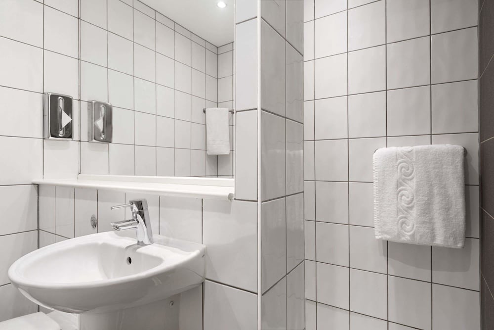Ramada by Wyndham London Stansted Airport 18