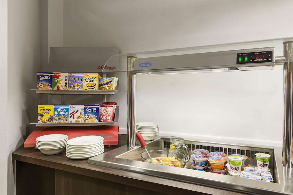 Ramada by Wyndham London Stansted Airport 21