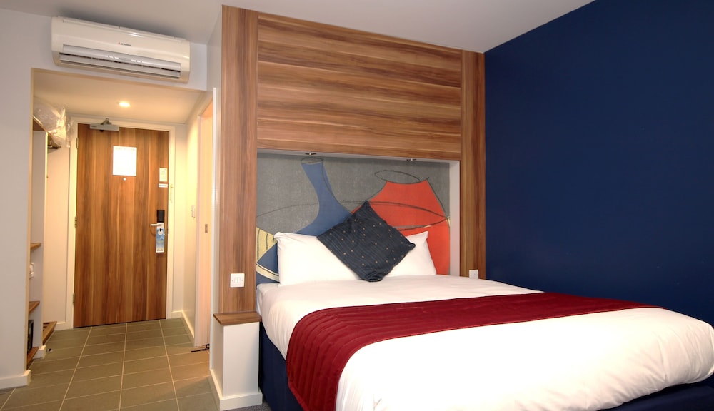 Ramada by Wyndham London Stansted Airport 6
