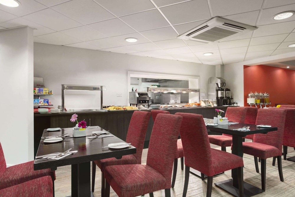 Ramada by Wyndham London Stansted Airport 20