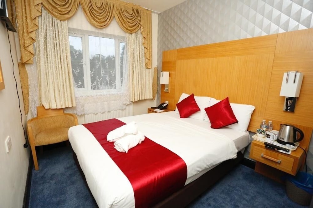 Acorn Lodge Gatwick 13