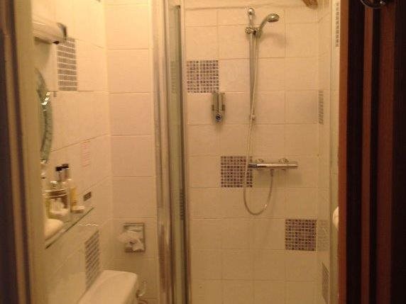 Lakeside Guesthouse 17