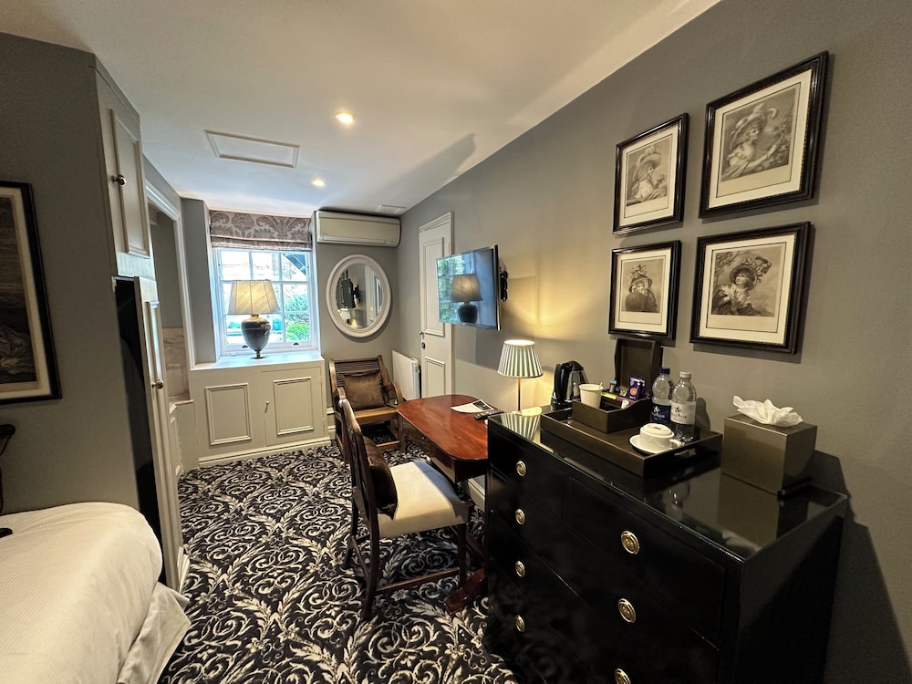 No. 30 Knightsbridge 2