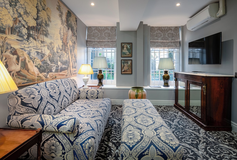 No. 30 Knightsbridge 8