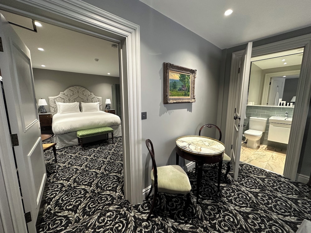 No. 30 Knightsbridge 4