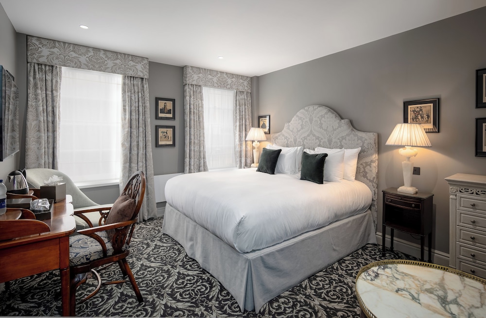 No. 30 Knightsbridge 9