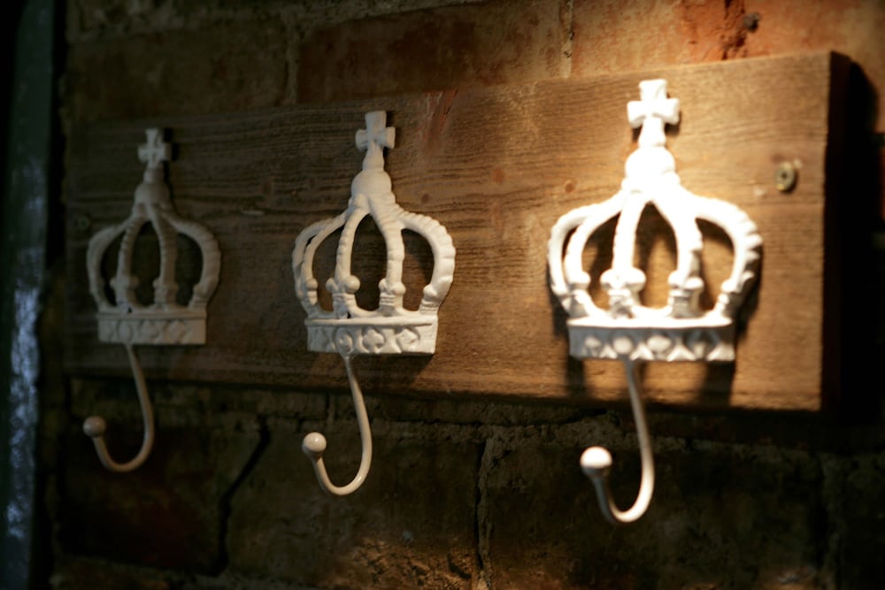 The Crown 16