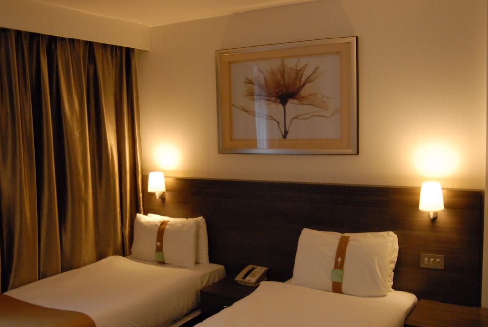 Crowne Plaza London - Kingston 8