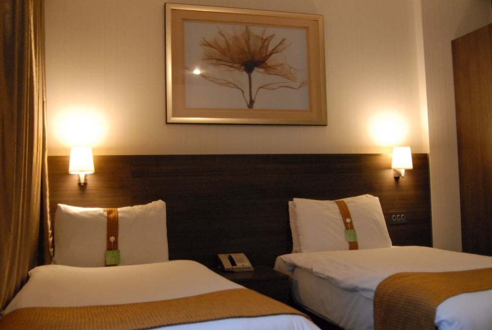 Crowne Plaza London - Kingston 10
