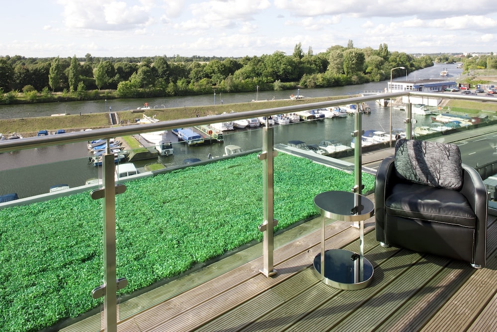 Crowne Plaza London - Kingston 15