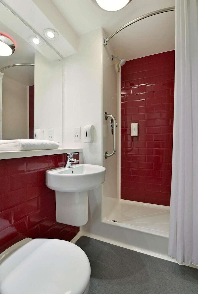 Travelodge London Ealing 19