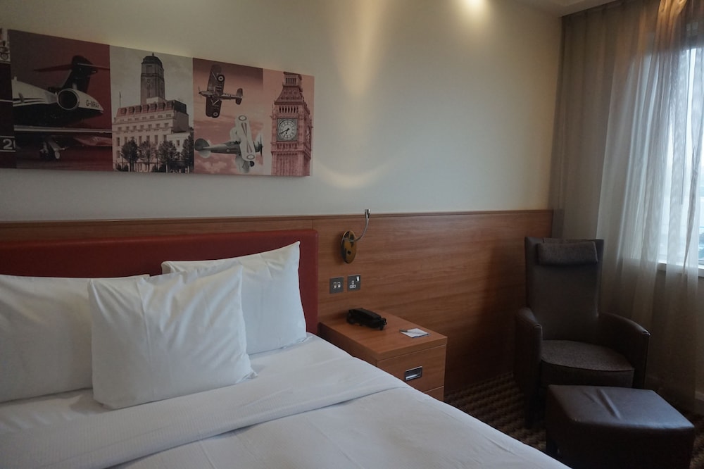 Hampton by Hilton London Luton Airport 7