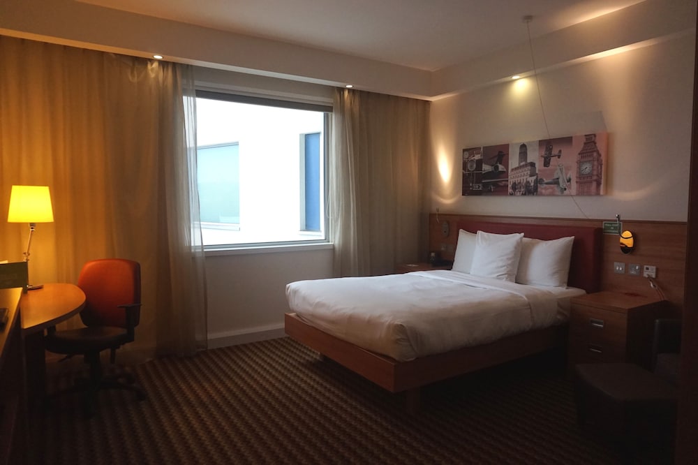Hampton by Hilton London Luton Airport 6