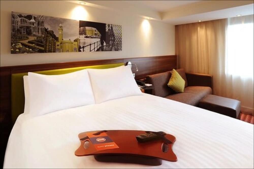 Hampton by Hilton London Luton Airport 8