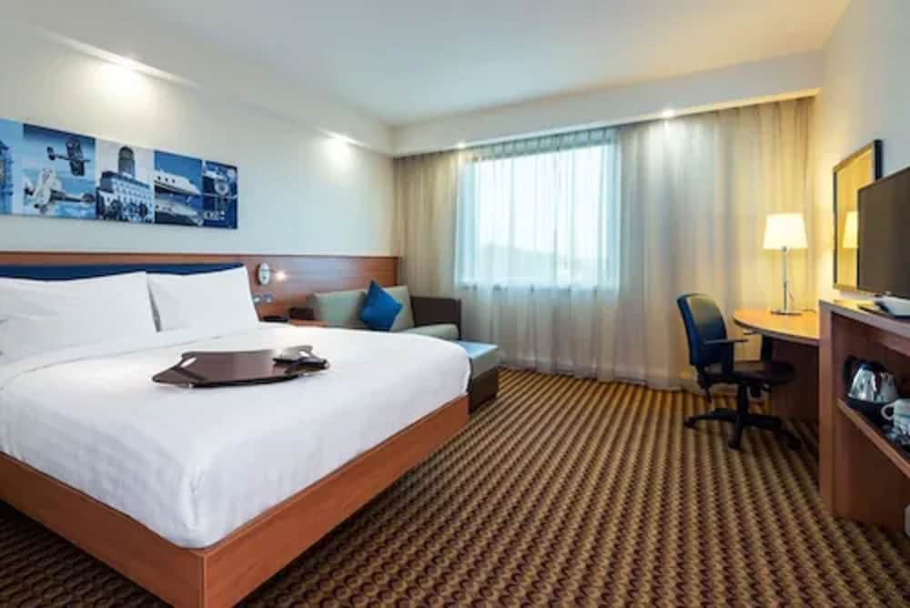 Hampton by Hilton London Luton Airport 9