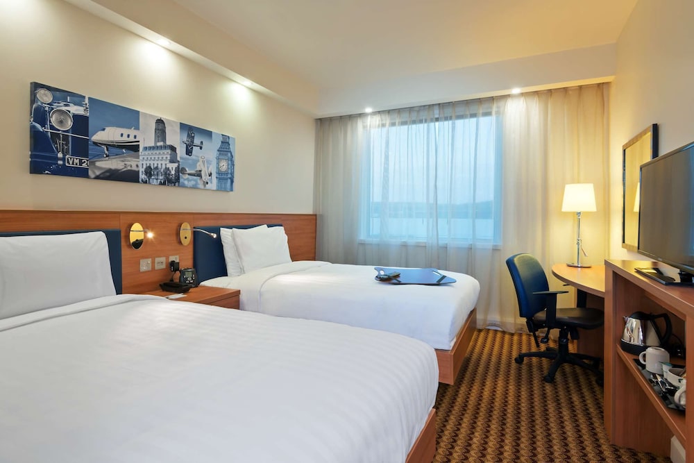 Hampton by Hilton London Luton Airport 10