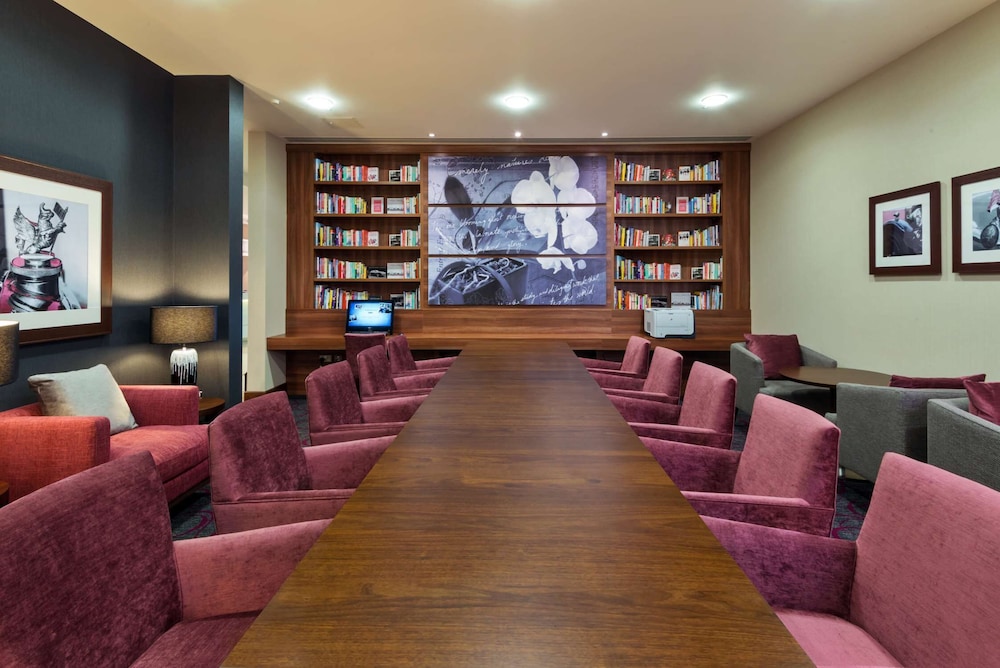 Hampton by Hilton London Luton Airport 11