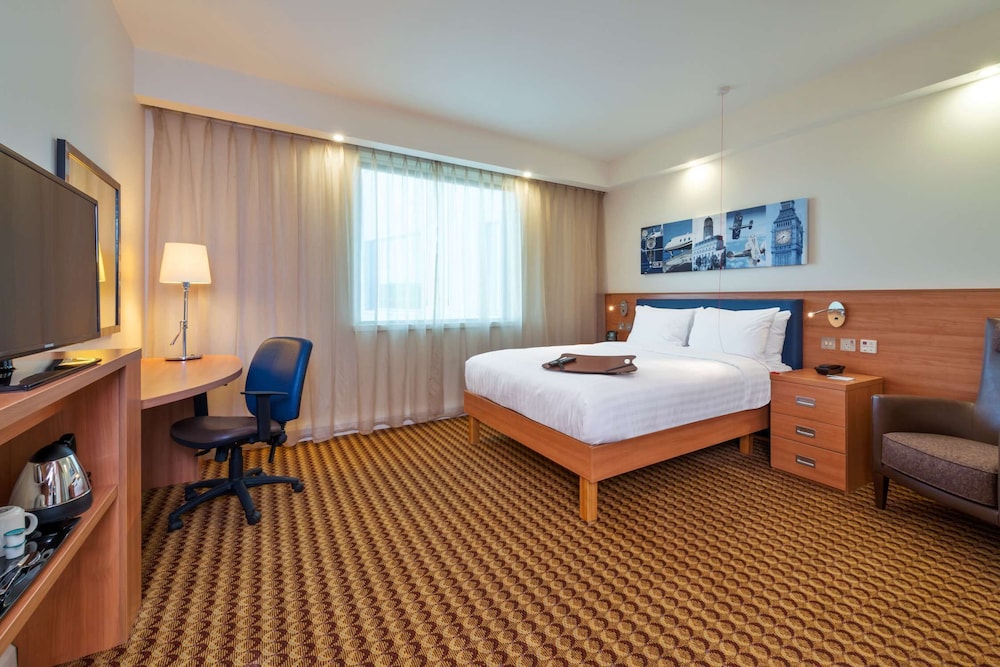 Hampton by Hilton London Luton Airport 14