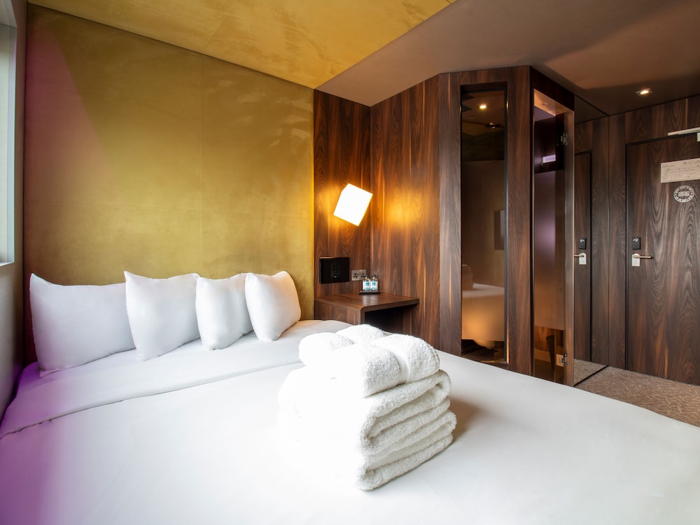 Bloc Hotel Gatwick 1
