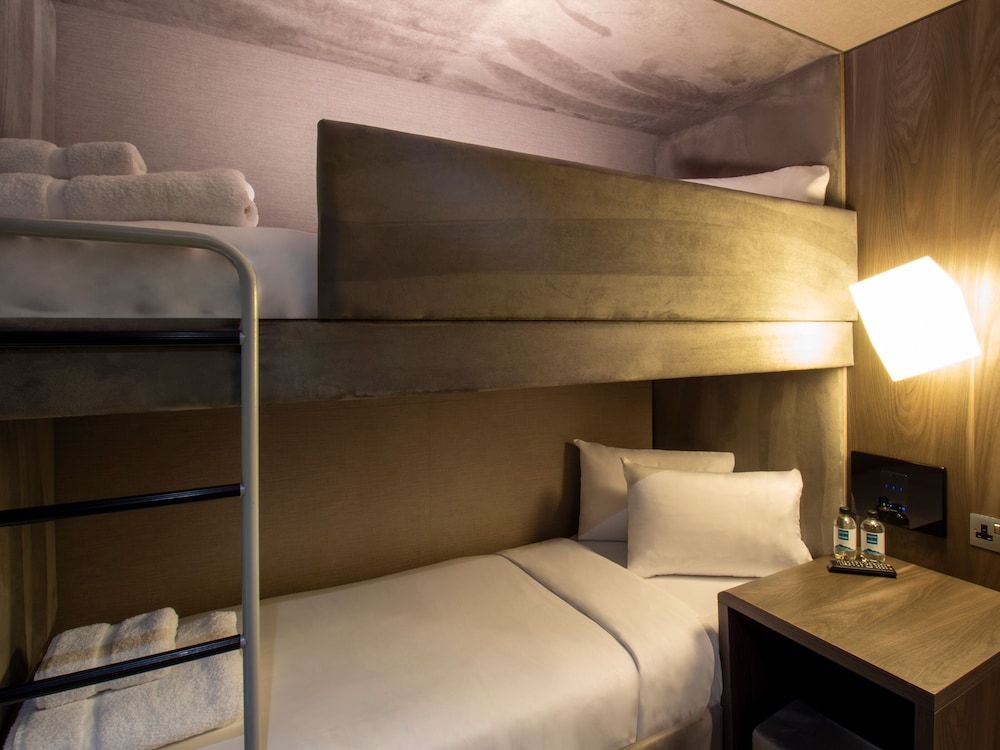 Bloc Hotel Gatwick 8