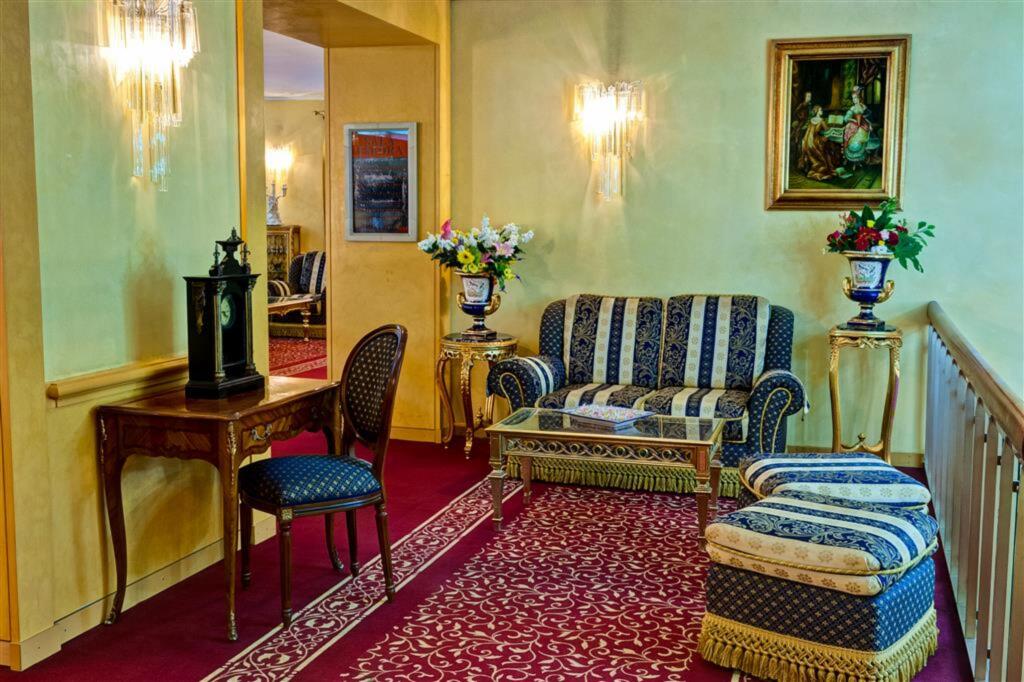 Aria Palace 15