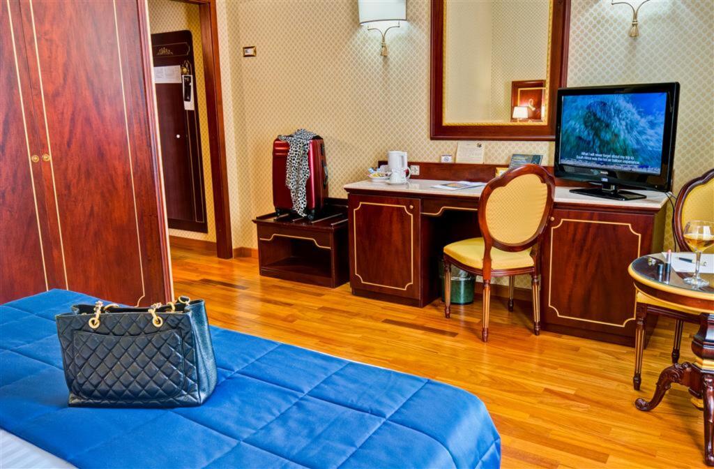 Aria Palace 8