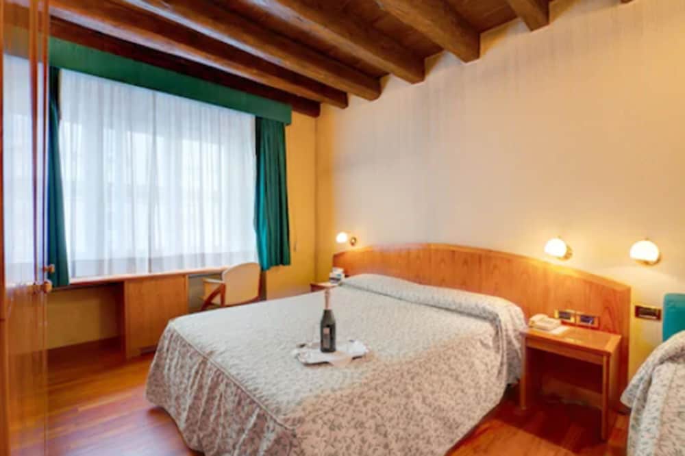 Hotel Corot 5