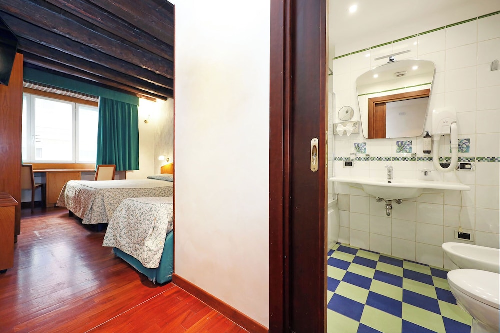 Hotel Corot 18