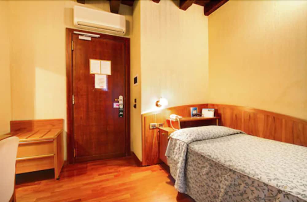 Hotel Corot 8