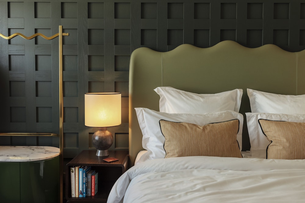 The Hoxton 6