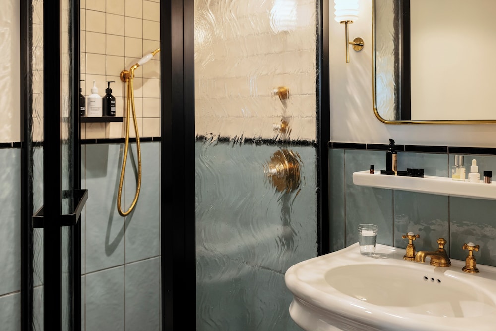 The Hoxton 19