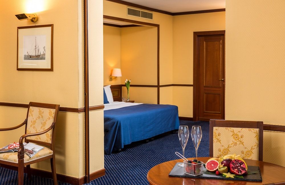 Leonardo Hotel Milan City Center 16