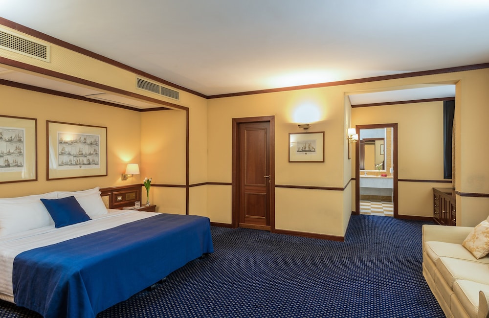 Leonardo Hotel Milan City Center 10