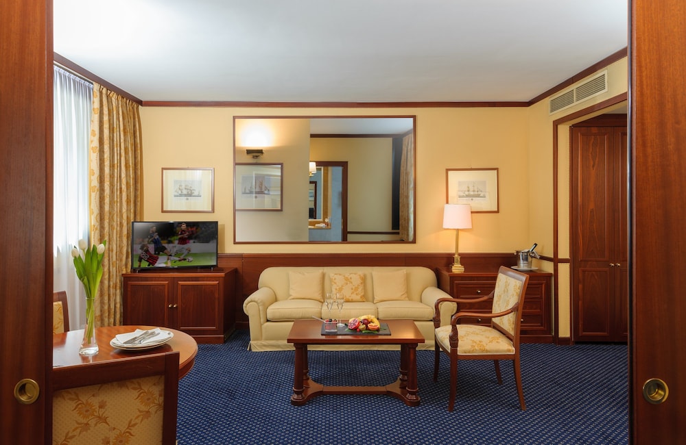 Leonardo Hotel Milan City Center 12