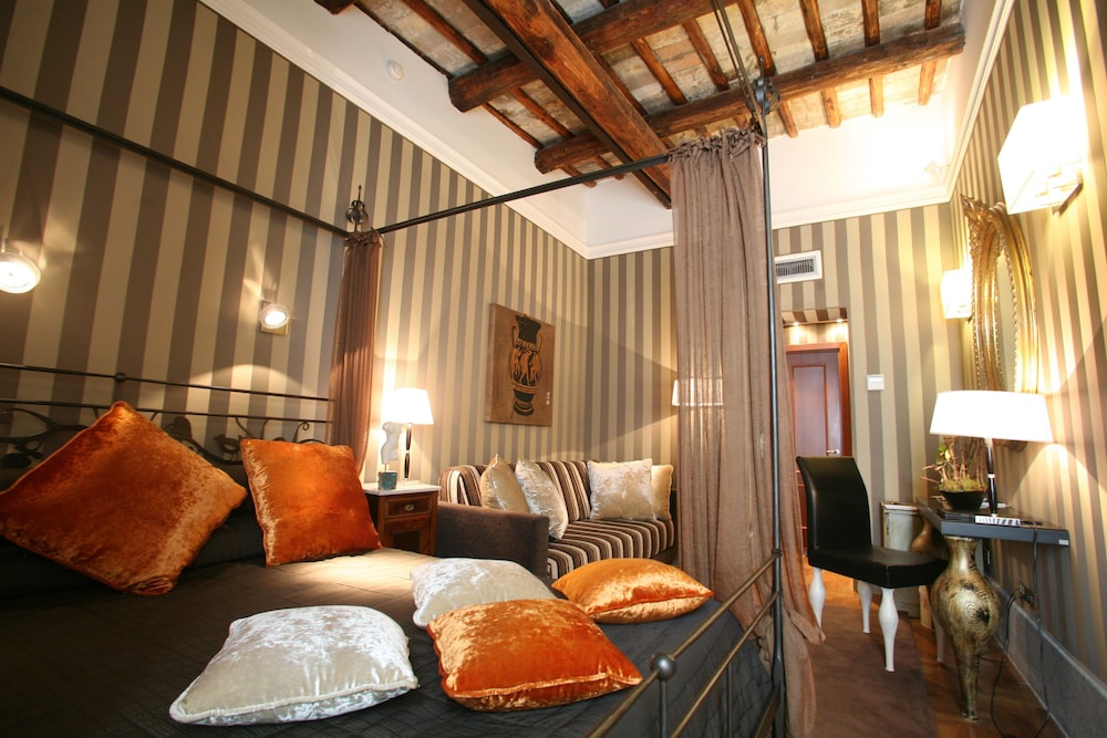 The Inn at the Spanish Steps 12
