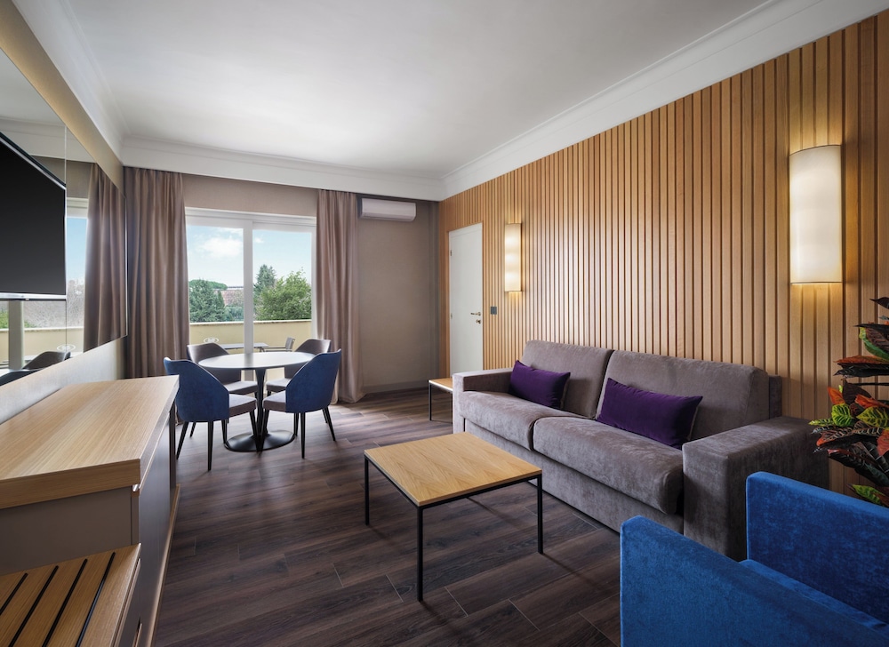 Crowne Plaza St. Peter's 12