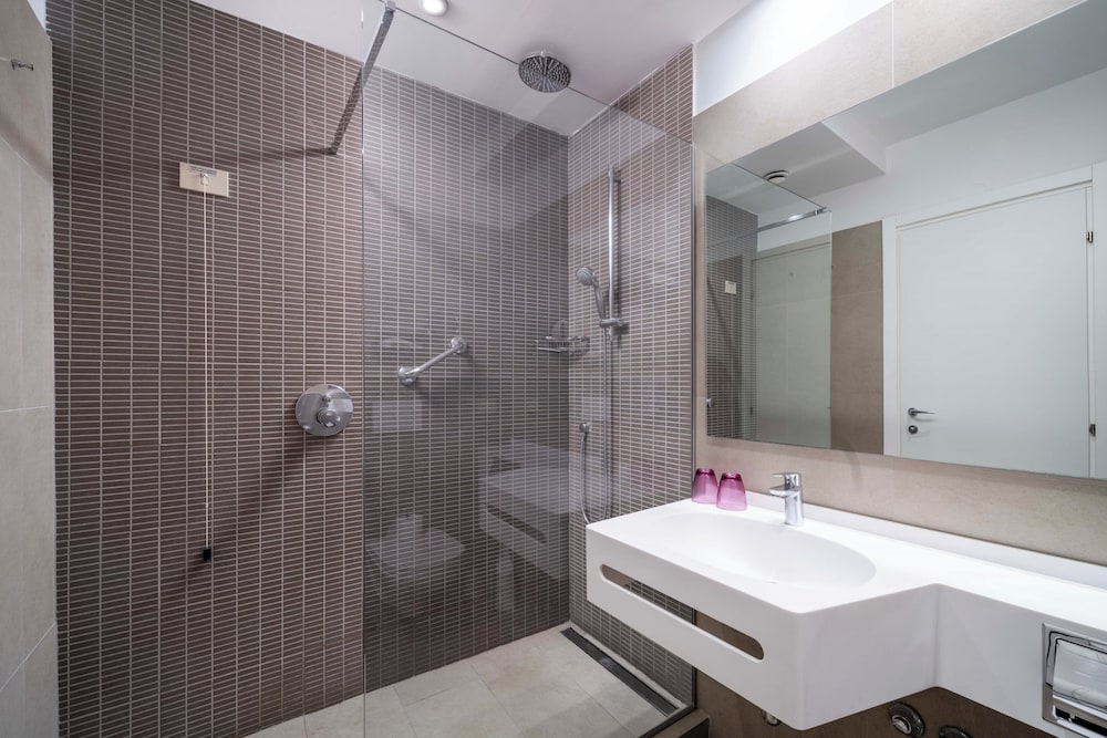 Crowne Plaza St. Peter's 24