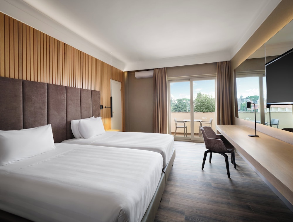 Crowne Plaza St. Peter's 11