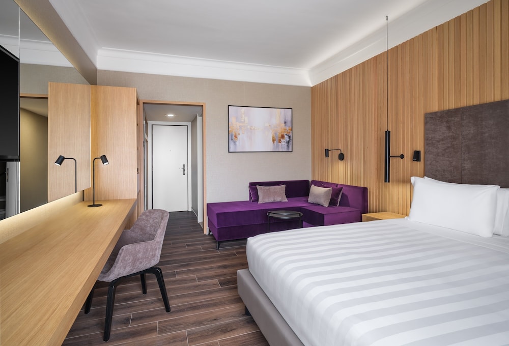 Crowne Plaza St. Peter's 9