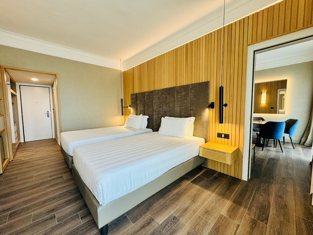 Crowne Plaza St. Peter's 8