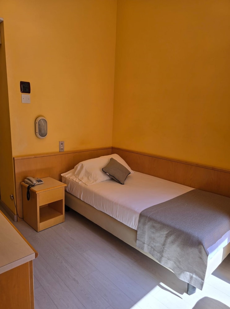 Sant'Ambroeus 6